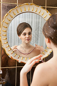女人照镜子戴项链图片