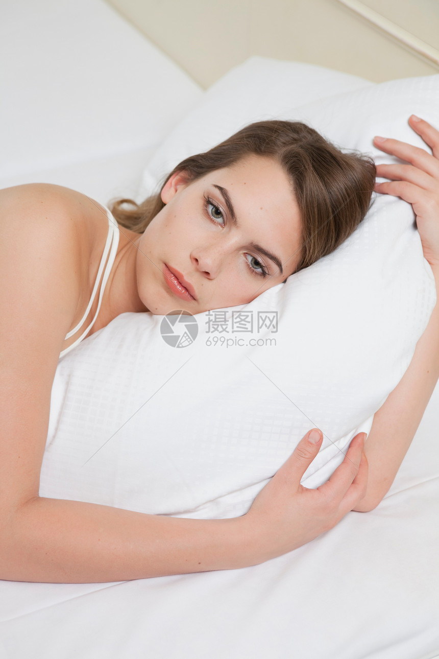女人躺在床上图片