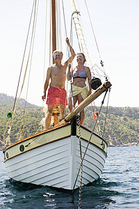 帆船上的老夫妇航行图片