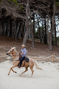 男子骑马奔驰图片