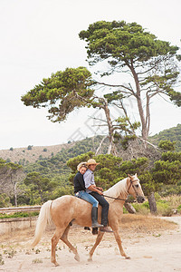 女人和男人一起骑马图片
