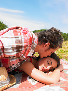 田中野餐垫上的恩爱的情侣图片