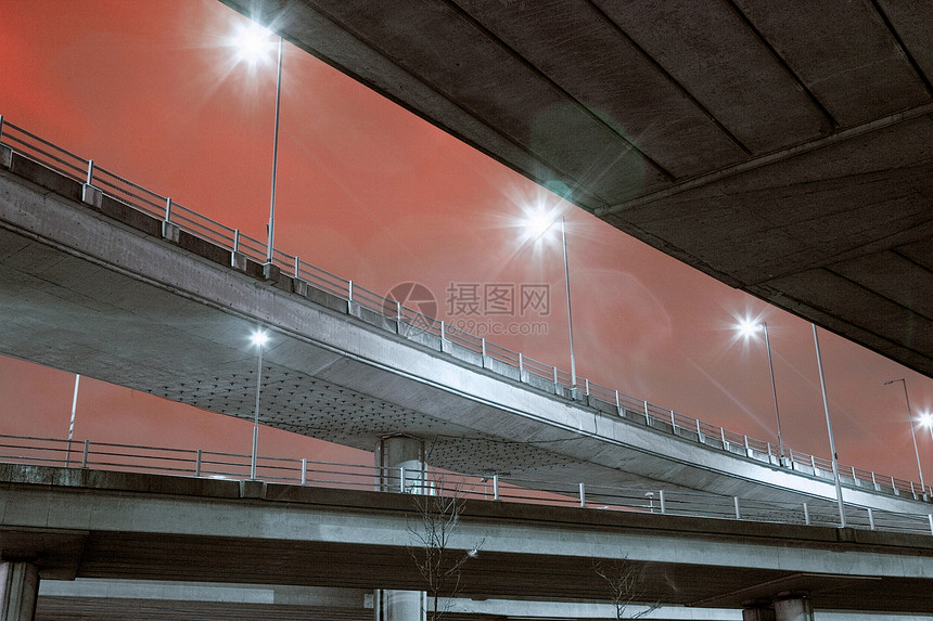 夜晚路灯下的立交桥图片