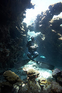 水下洞穴中的潜水员图片