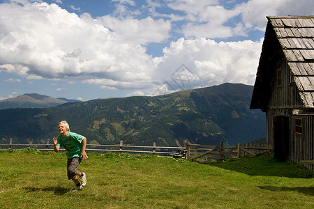 男孩在山上奔跑图片