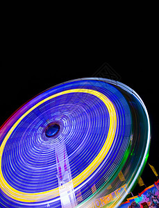 夜间游乐园旋转的摩天轮图片