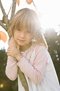 小女孩抱着树枝图片