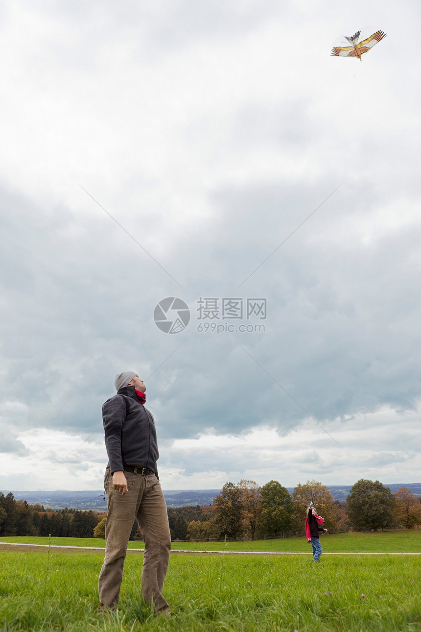 父亲和儿子放风筝图片