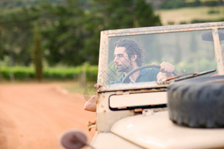 男人在一辆越野车上图片
