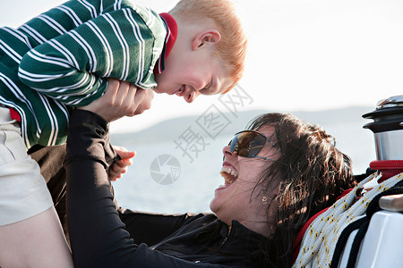 母亲和儿子在游艇上玩耍图片