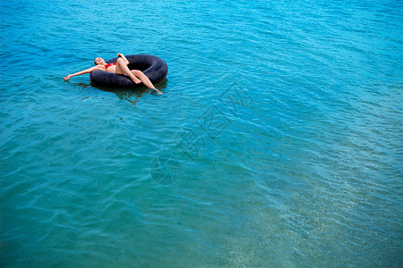 女人在海面上游泳图片