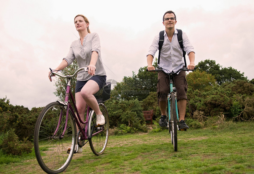 夫妇骑自行车穿越荒原图片