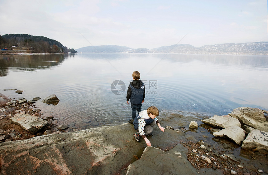 2个男孩在湖边玩耍图片