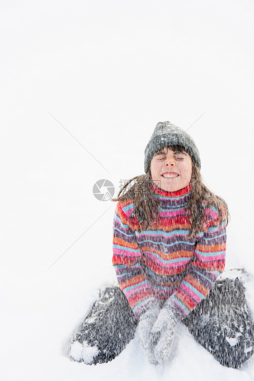 女孩坐在雪中图片