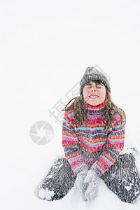 女孩坐在雪中图片