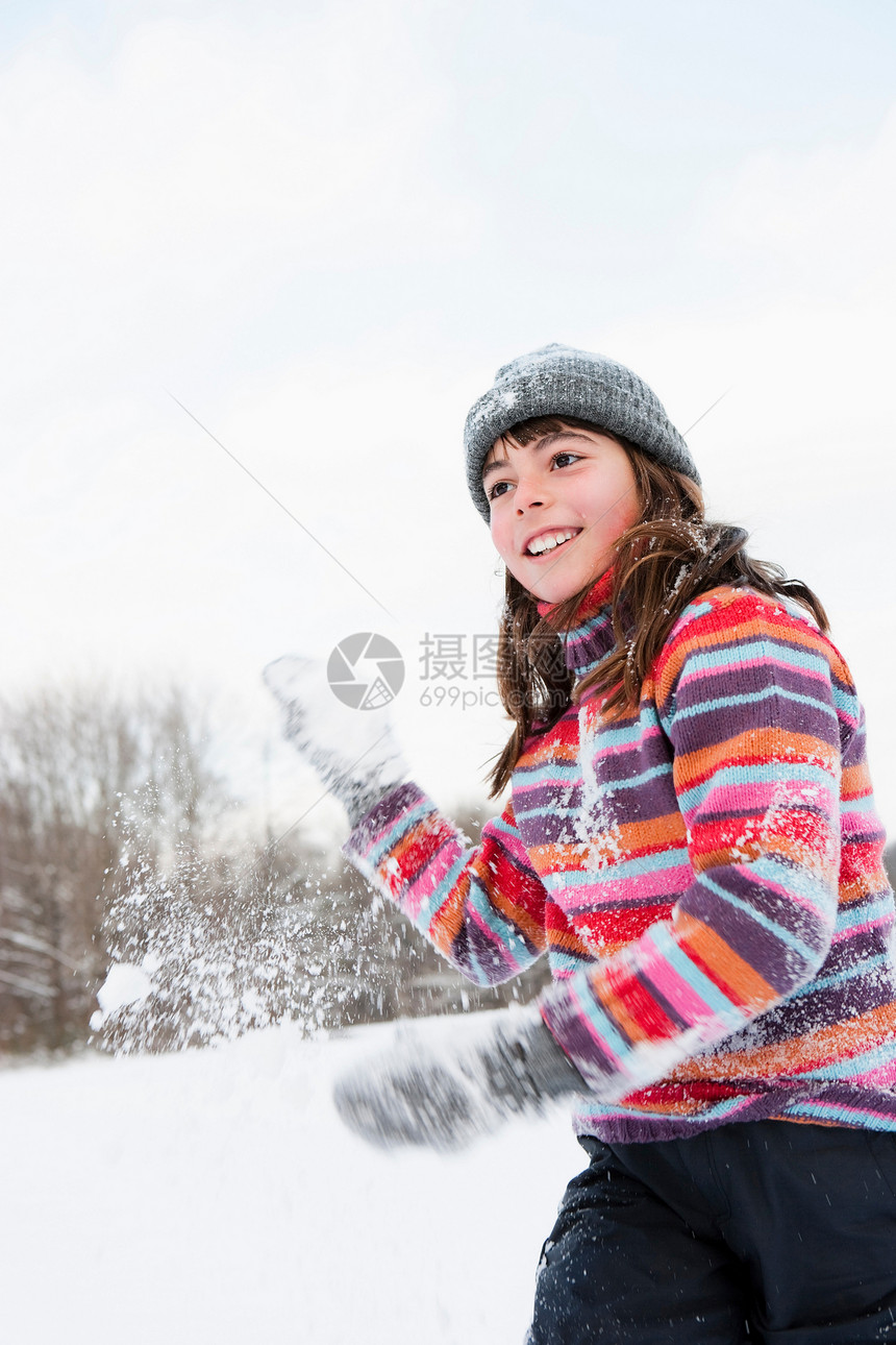 女孩在雪地玩耍图片