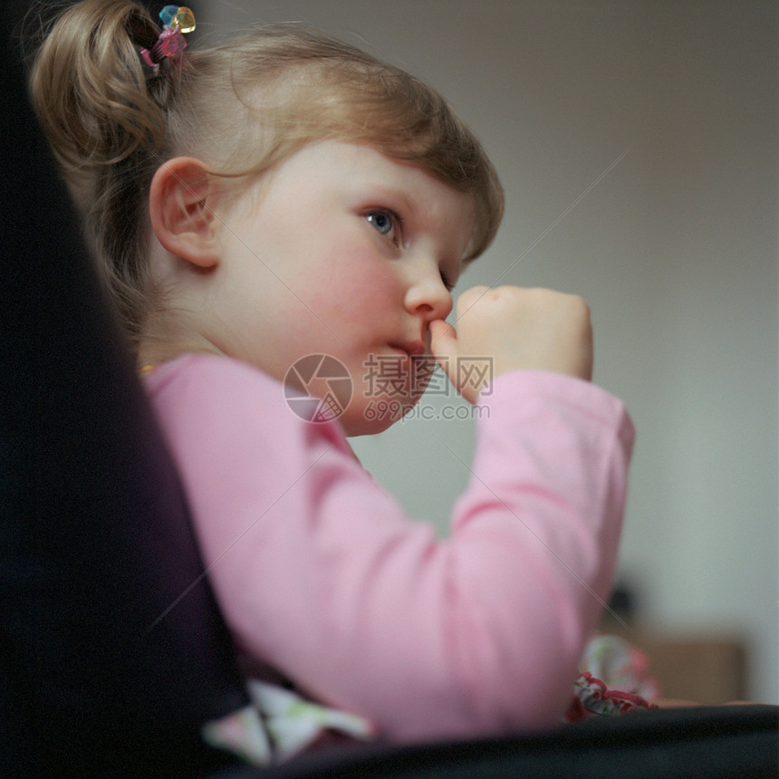 小女孩坐在椅子上图片