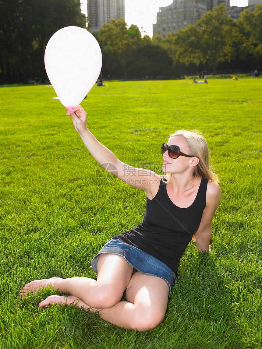 在公园里玩气球的女人图片