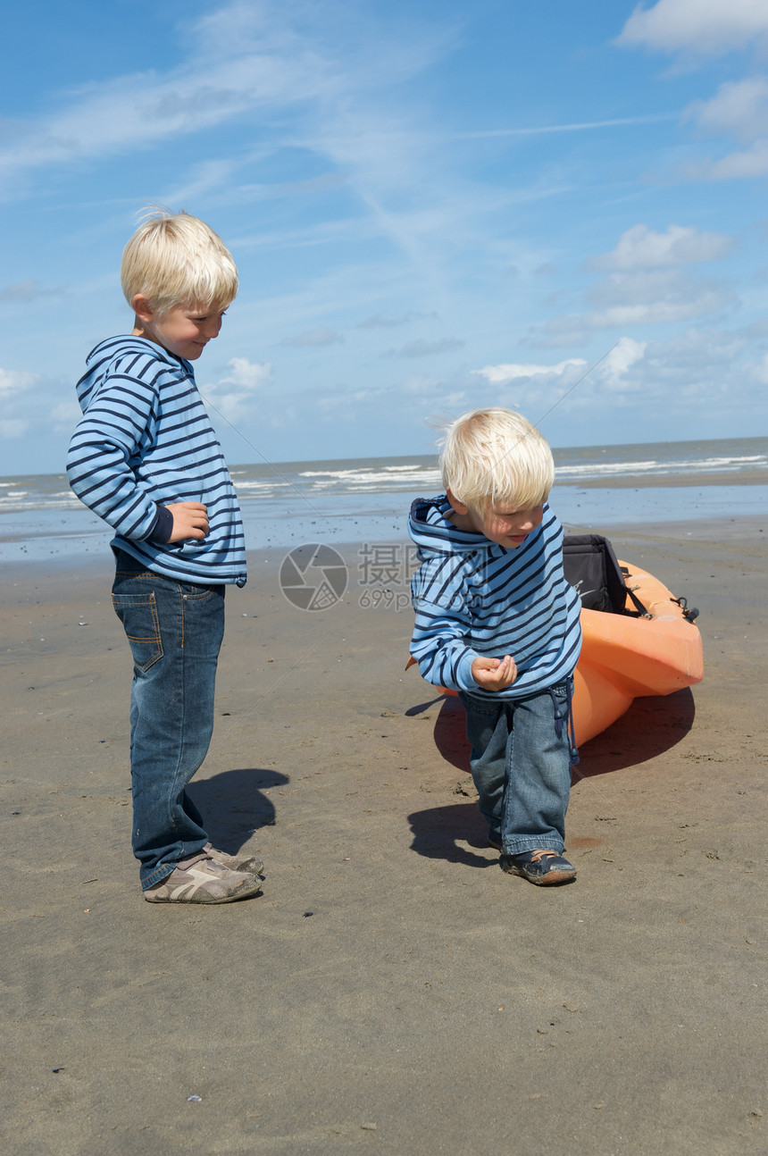 两个快乐的男孩在沙滩上图片