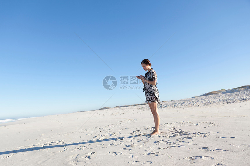 海滩边的年轻姑娘图片