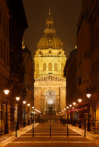圣斯蒂芬大教堂在夜间灯火通明图片