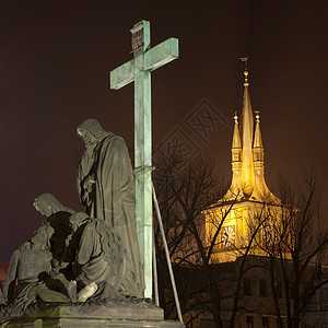 夜晚的女神像和钟塔背景图片