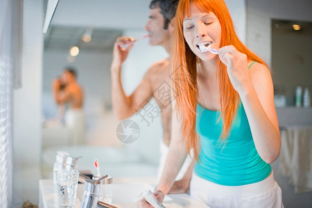 夫妻在浴室刷牙图片