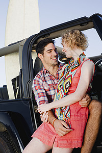 在吉普车上拥抱的情侣图片