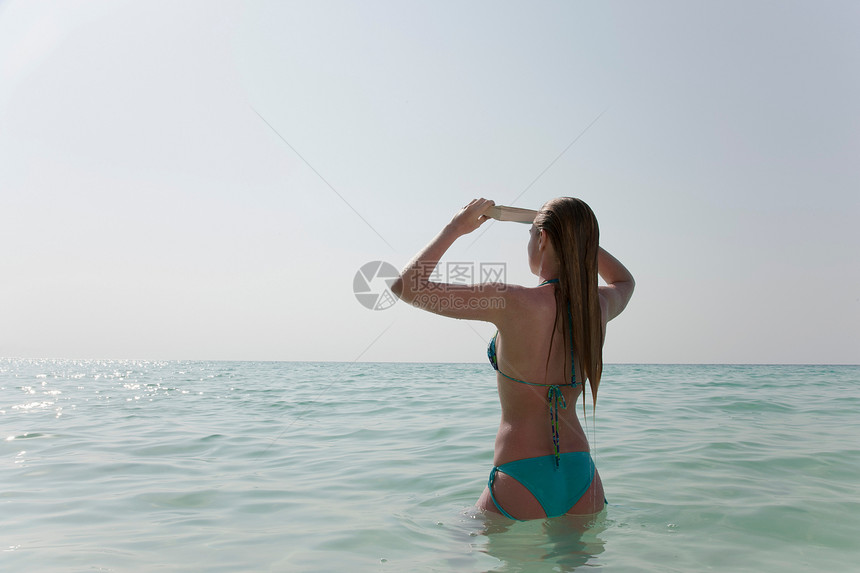 妇女站在水中图片