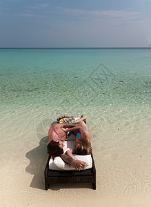 夫妻在沙滩椅上放松图片