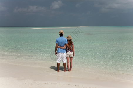热带沙滩上拥抱的情侣图片
