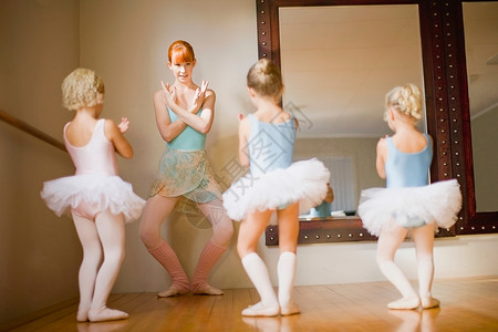 女孩在芭蕾舞班学习跳舞图片