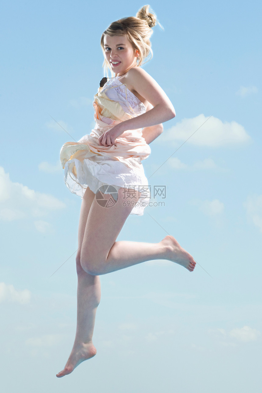 女孩在空中跳跃图片
