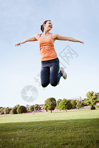 草地上跳跃的女性图片
