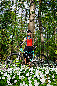 女人骑脚车去森林里图片