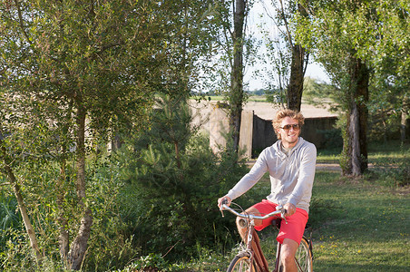 男子在公园骑自行车背景图片