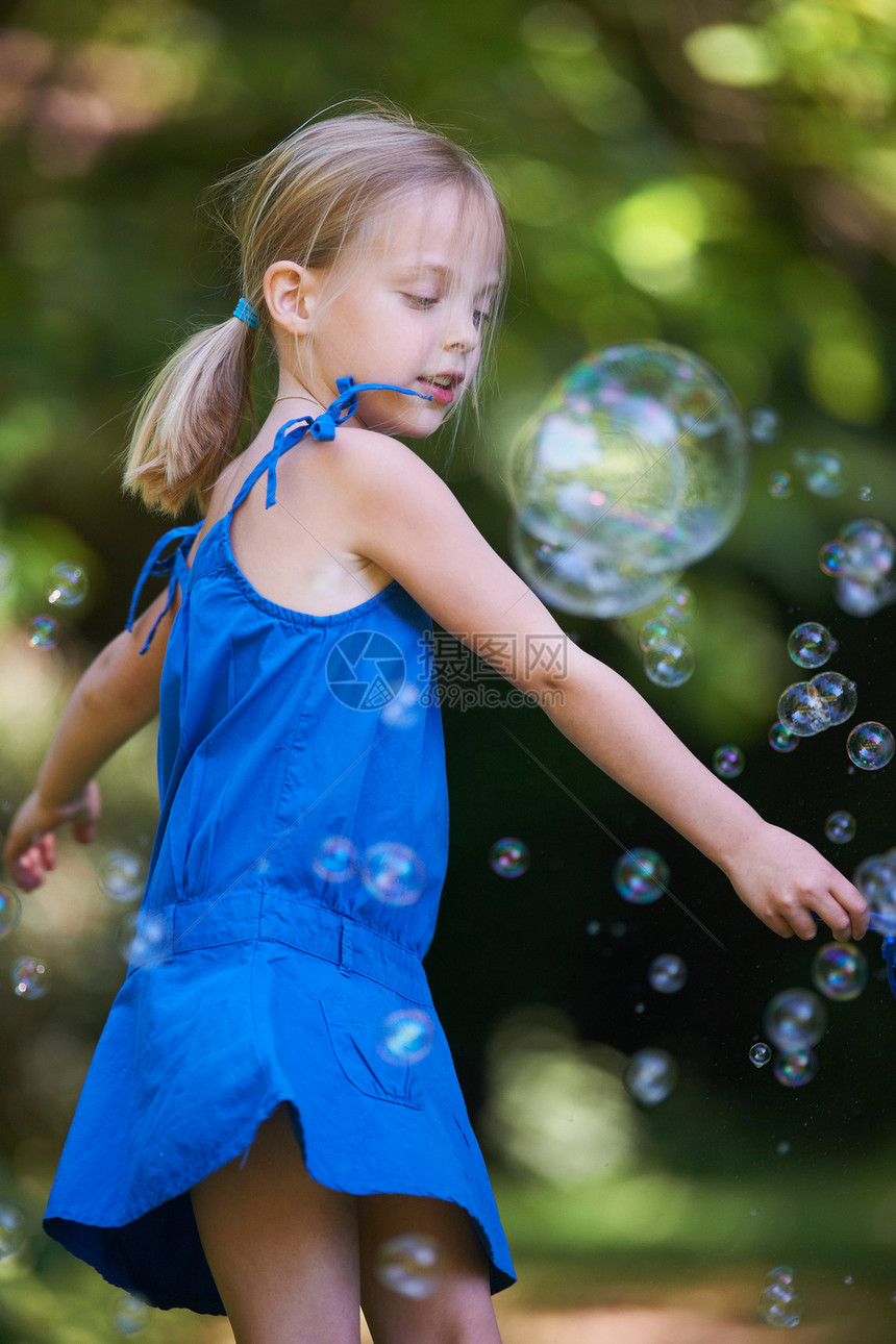 女孩在户外玩泡泡图片