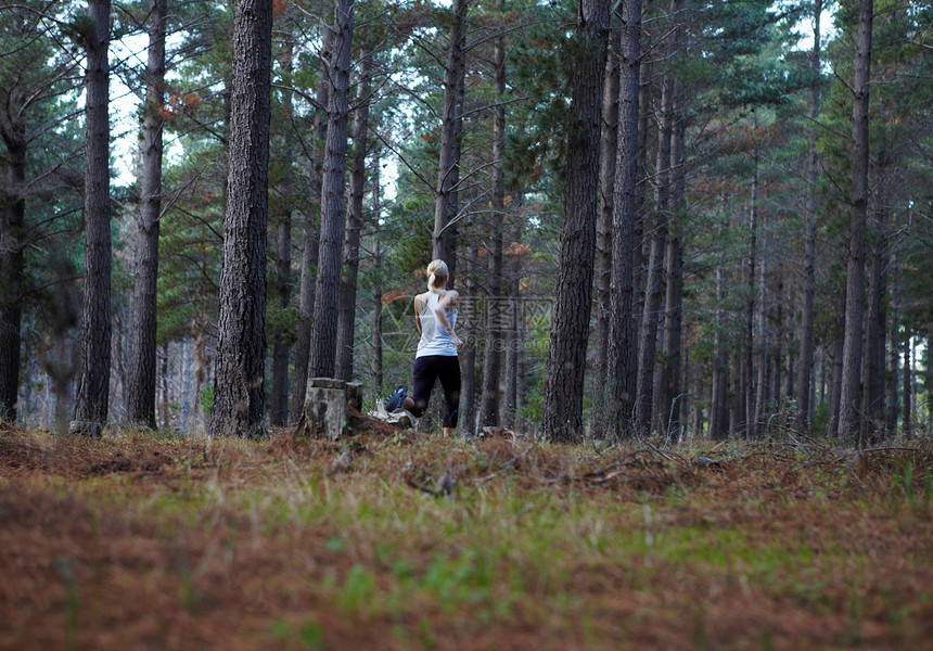 在森林中奔跑的妇女图片
