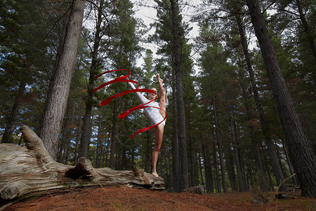 森林中的舞蹈者挥舞丝带图片