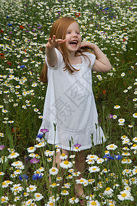 女孩在鲜花丛中笑图片