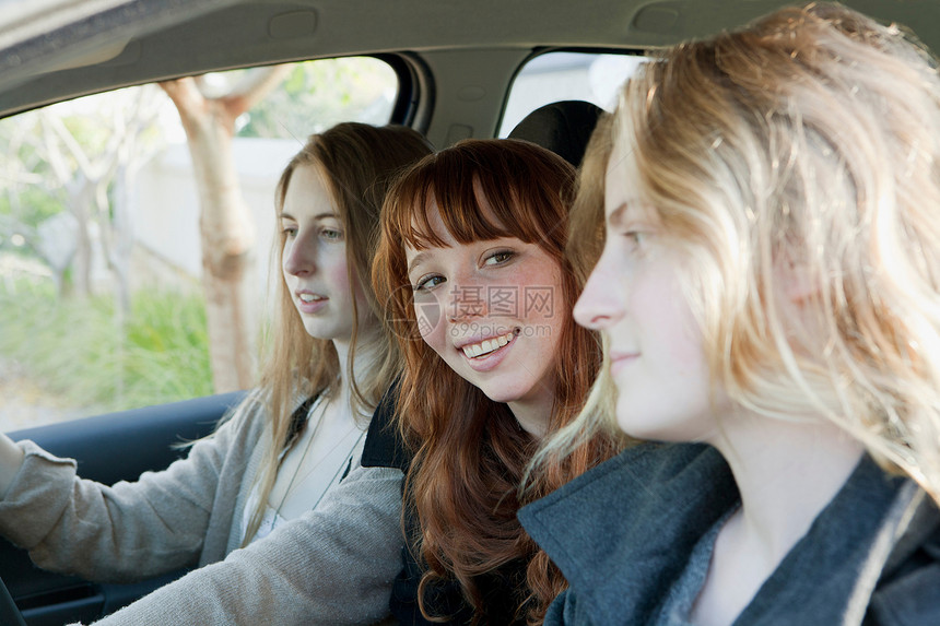 年轻女孩一起坐车图片