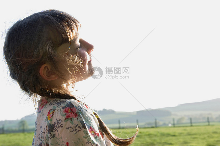 小女孩在户外微笑图片