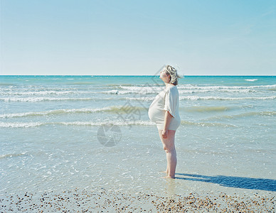 站在沙滩上的孕妇图片