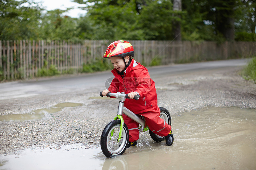 骑自行车的小男孩图片