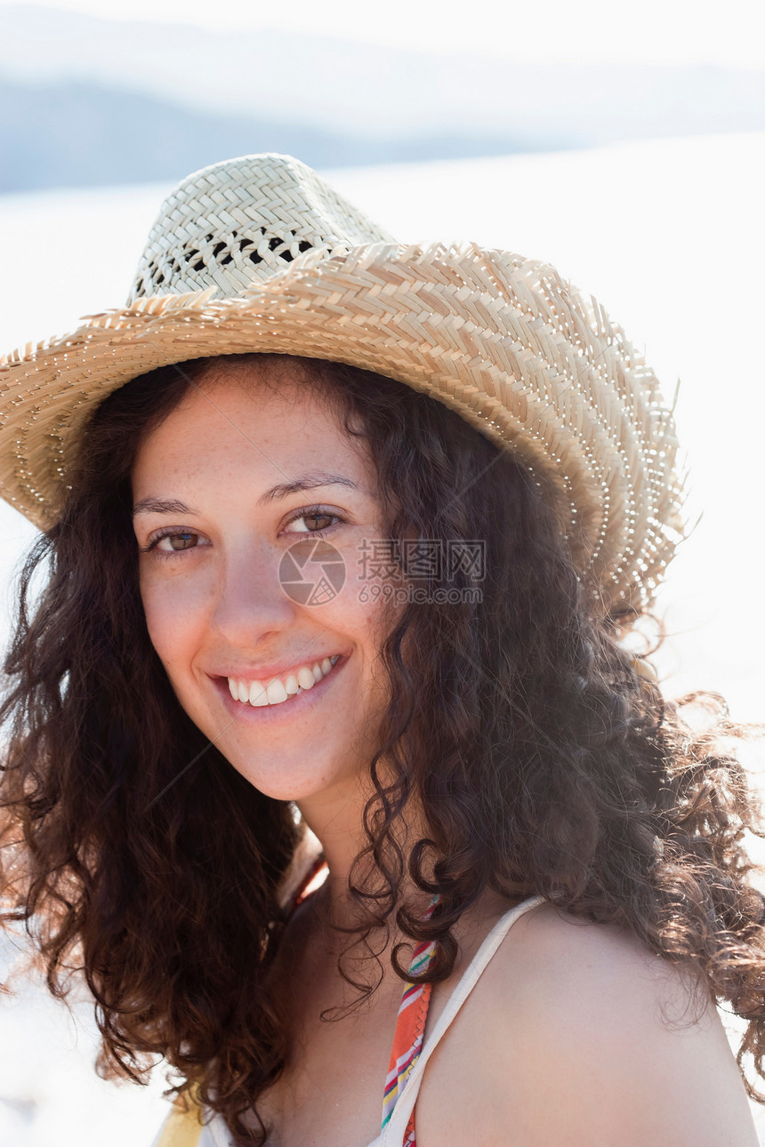 戴太阳帽的微笑女人的特写镜头图片