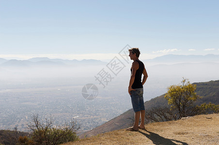 男人从山顶看风景图片