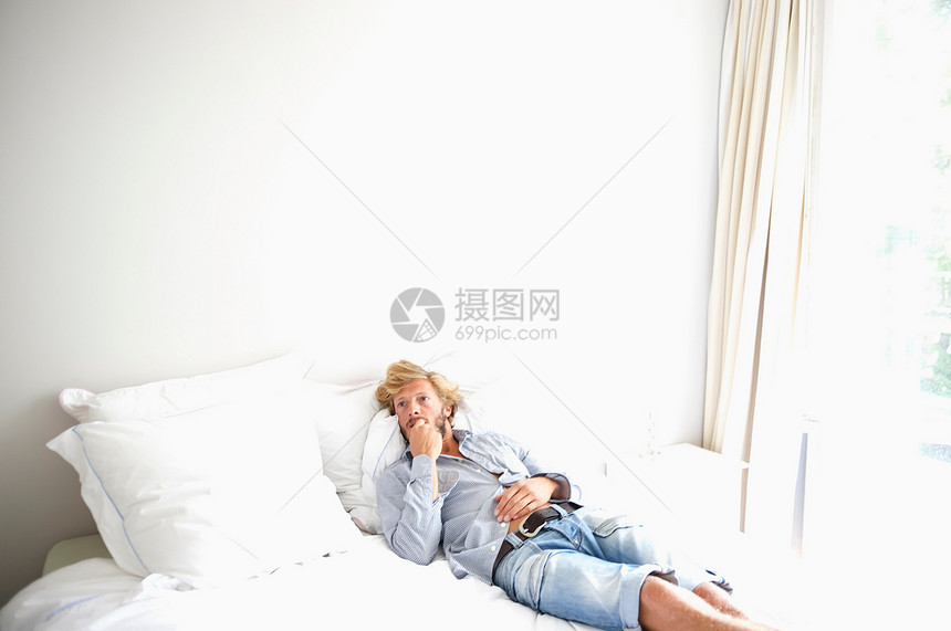 男人在床上放松图片