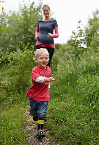 母亲和儿子在花园里奔跑图片