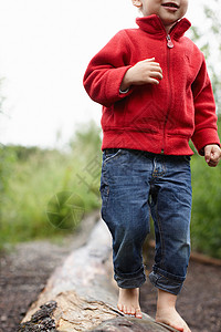 赤脚走路的小男孩图片