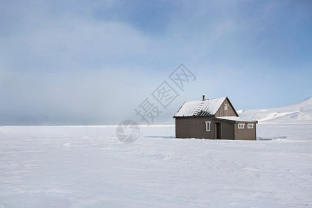 积雪田中的房屋图片